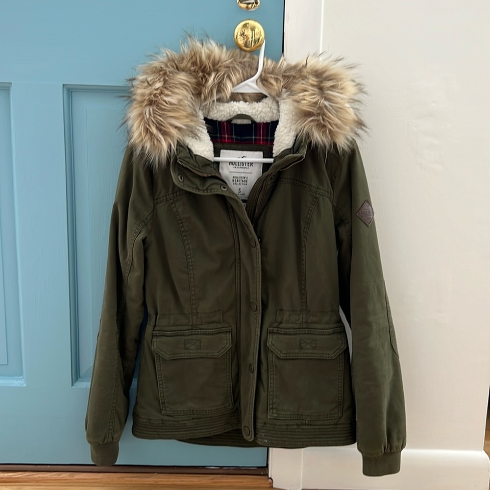 Like New Women’s Hollister Parka, Small with removable faux fur.